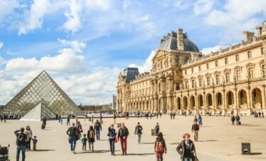 Magnificent tour of the Louvre + Mona Lisa pass